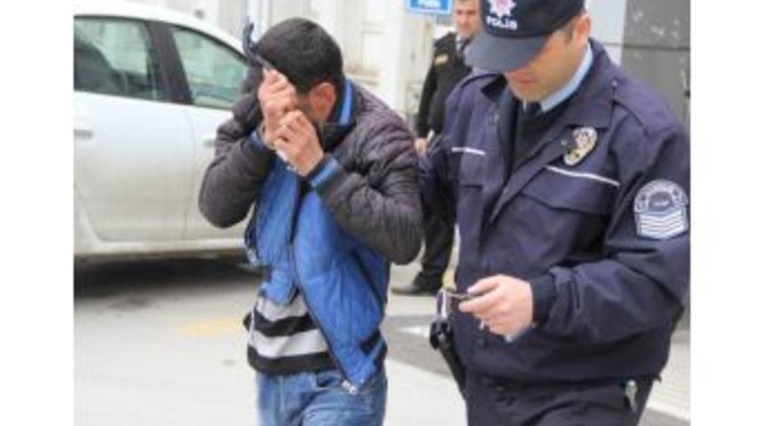 Kamyondan Ak&uuml; &Ccedil;alan Gen&ccedil; Yakalandı