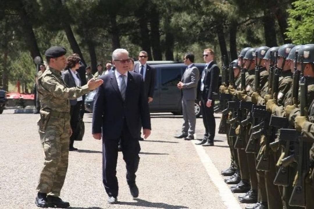 Cumhurbaşkanı Gauck Alman Askerleri Ziyaret Etti