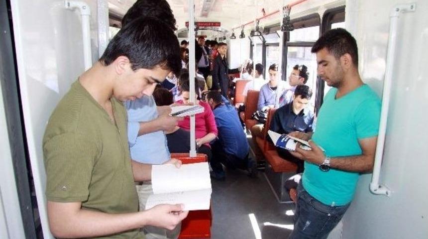 Tramvayda Herkes Kitap Okudu