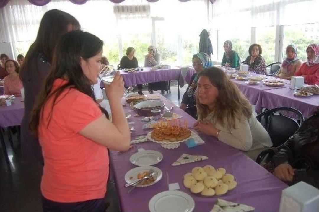 Lapseki'de Yemek Yapma Yarışması D&uuml;zenlendi