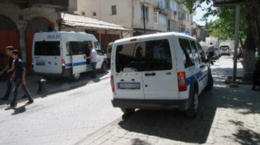 Gaziantep&rsquo;te Bı&ccedil;aklı Kavga: 3 Yaralı