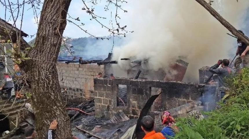 Rize&rsquo;de Bir Kafeterya Ve Ev K&uuml;l Oldu