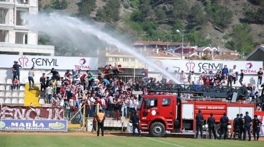 Taraftarın Ateşini İtfaiye S&ouml;nd&uuml;rd&uuml;