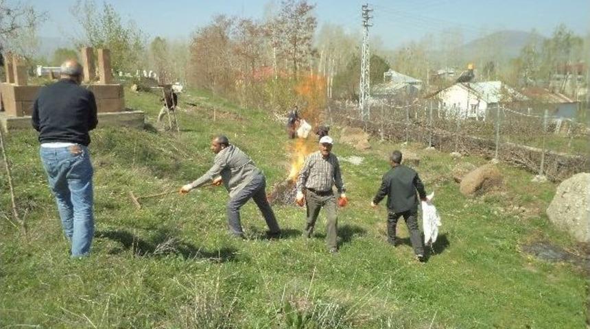 Varto Belediyesi’nden Mezarlık Temizliği