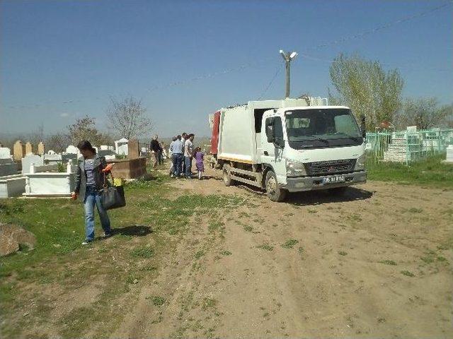 Varto Belediyesi’nden Mezarlık Temizliği