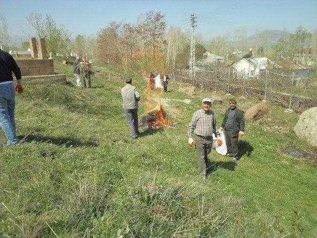 Varto Belediyesi’nden Mezarlık Temizliği