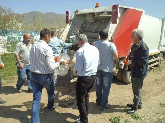 Varto Belediyesi’nden Mezarlık Temizliği