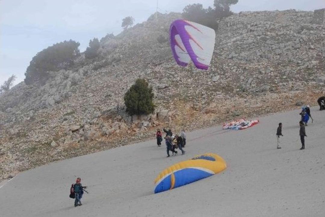 14 Saat Ağa&ccedil;ta Asılı Kalan Paraş&uuml;t&ccedil;&uuml; Kurtarıldı