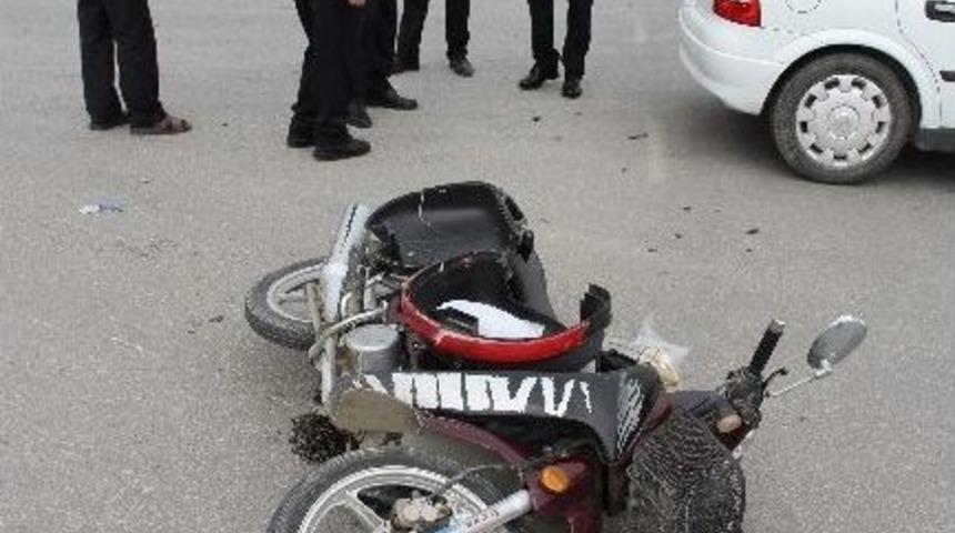 Otomobil Motosiklet İle &Ccedil;arpıştı: 1 Yaralı
