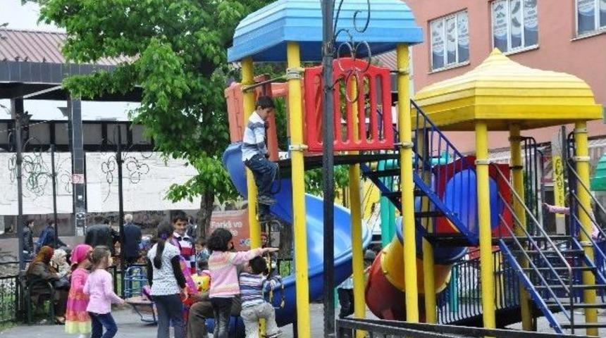 Sakaryalılar G&uuml;neşli Havanın Keyfini &Ccedil;ıkardı