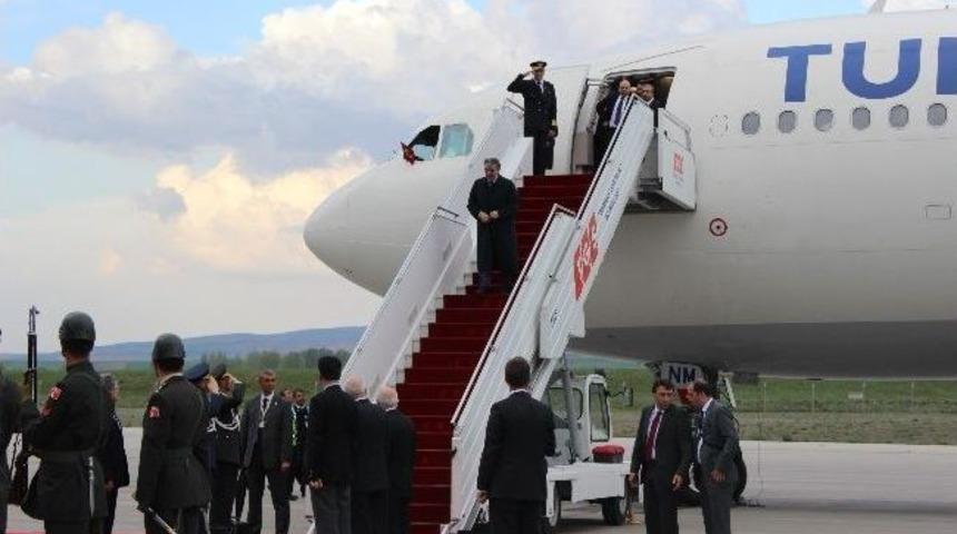 Cumhurbaşkanı G&uuml;l, Yurda D&ouml;nd&uuml;