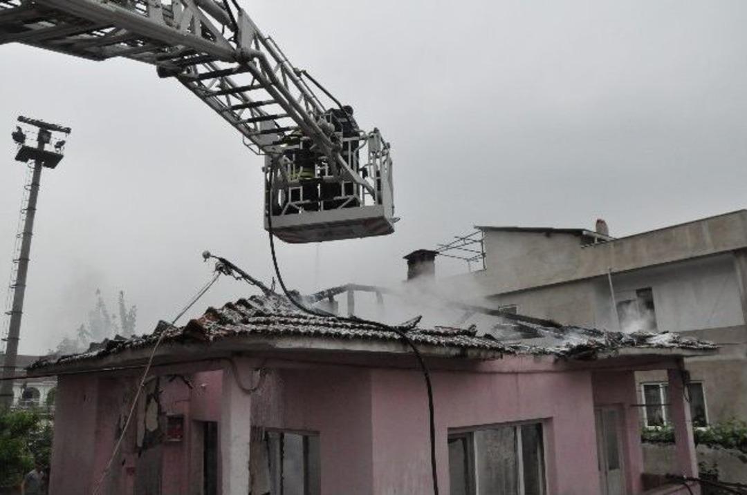 &Ccedil;atıda Başlayan Yangın, Ahşap Evi K&uuml;l Etti