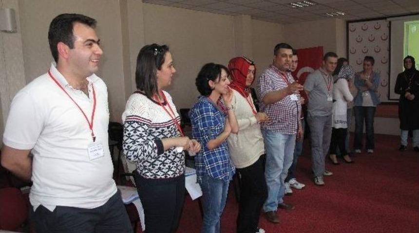 Acil Sağlık Hizmetleri Eğitimleri S&uuml;r&uuml;yor