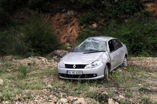 Bilecik'te Otomobil Şarampole Devrildi: 3 Yaralı