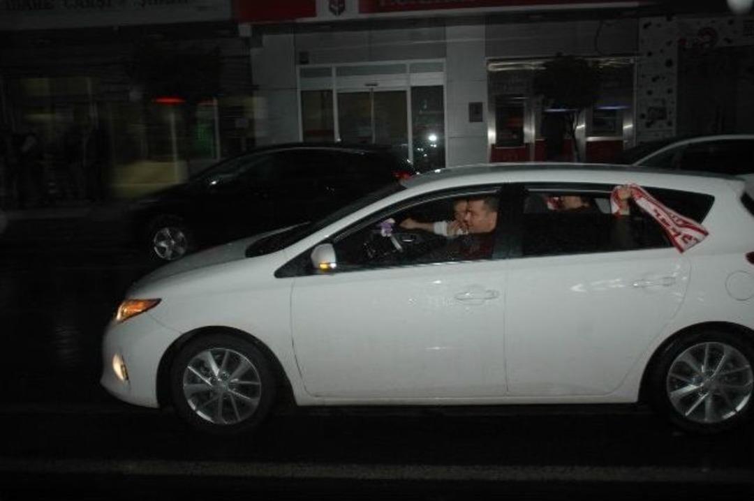 S&uuml;per Lig Heyecanına Kapılan Balıkesirliler Sokaklara D&ouml;k&uuml;ld&uuml;