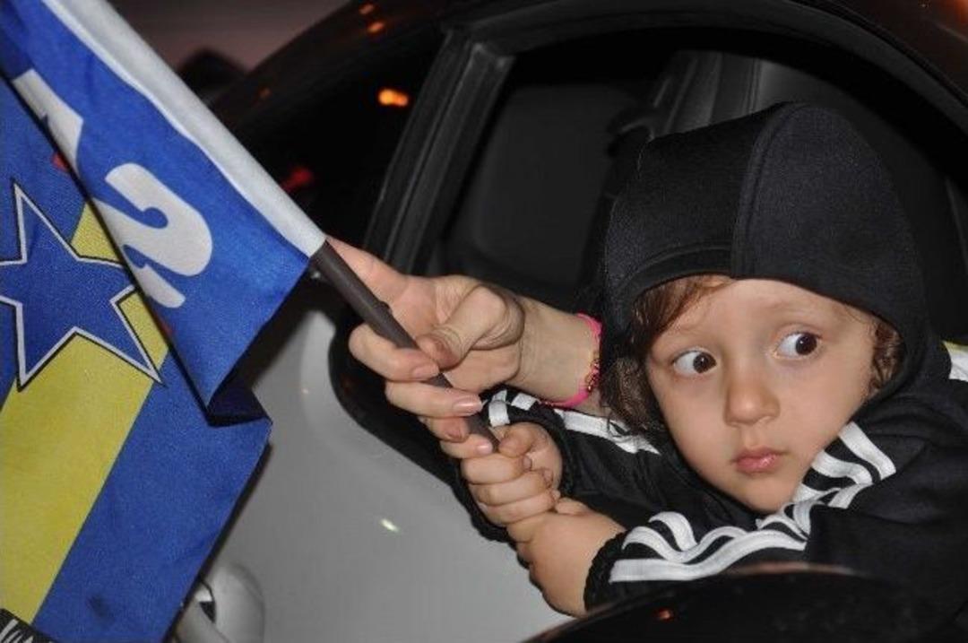 Balıkesirli Fenerbah&ccedil;eli'ler Şampiyonluk Kutluyor