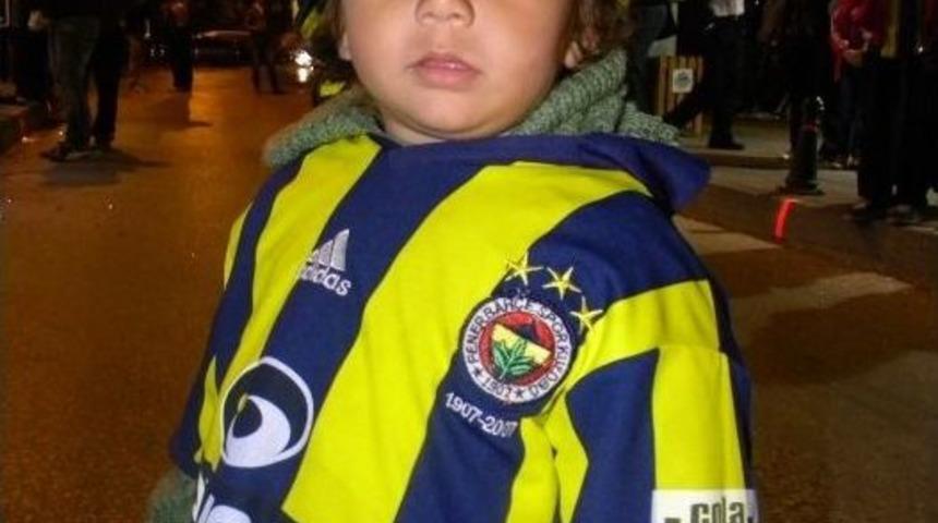 Fenerbah&ccedil;e&rsquo;nin En K&uuml;&ccedil;&uuml;k Taraftarı Şampiyonluğu Kutladı