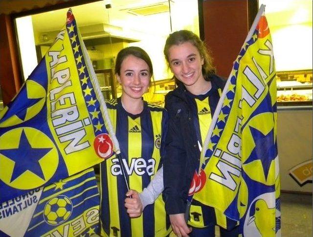 Fenerbahçe’nin En Küçük Taraftarı Şampiyonluğu Kutladı