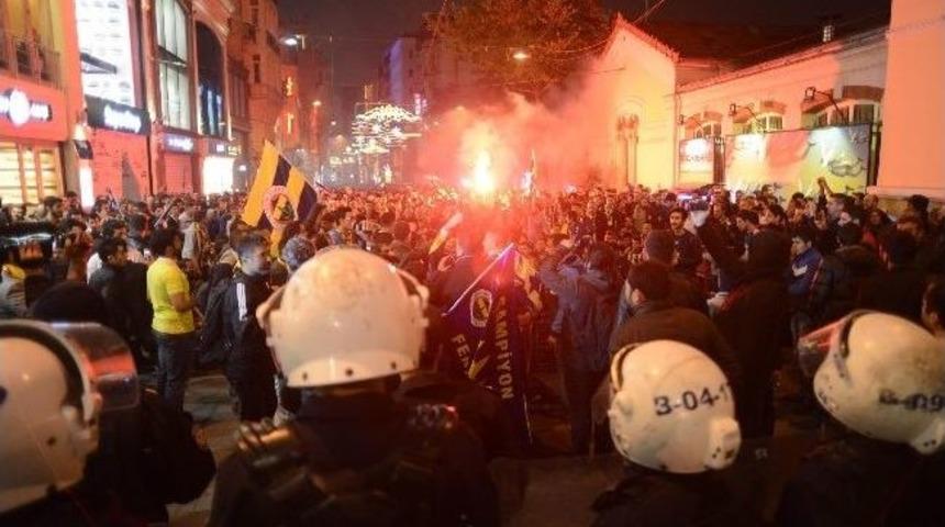 Taksim Meydanında Anıt Kapatıldı