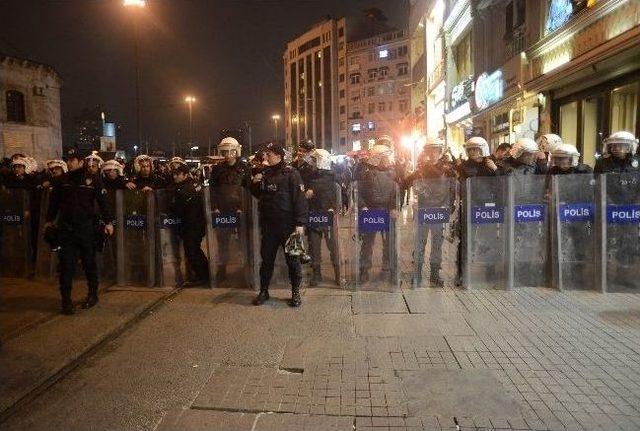 Taksim Meydanında Anıt Kapatıldı