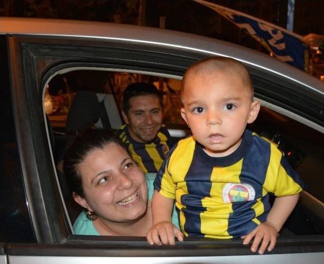 Fenerbah&ccedil;e Taraftarı Şampiyonluğu Kutladı