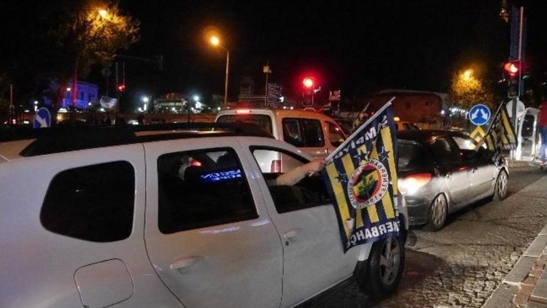 Fenerbah&ccedil;eli Taraftarlar Edirne&rsquo;de Şampiyonluğu Havai Fişeklerle Kutladı