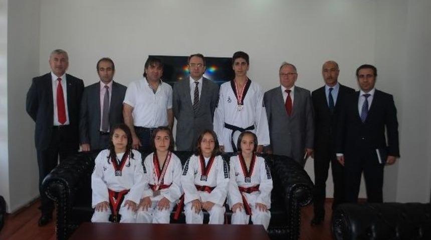 Şampiyon Sporcular &Ccedil;erkezk&ouml;y&rsquo;&uuml; Gururlandırdı