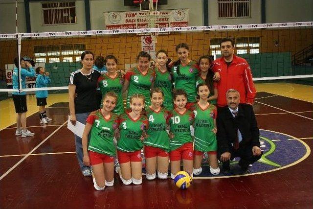 Çorlu'da Küçük Kızlar Voleybol Takımı Adını Türkiye Şampiyonasına Yazdırdı