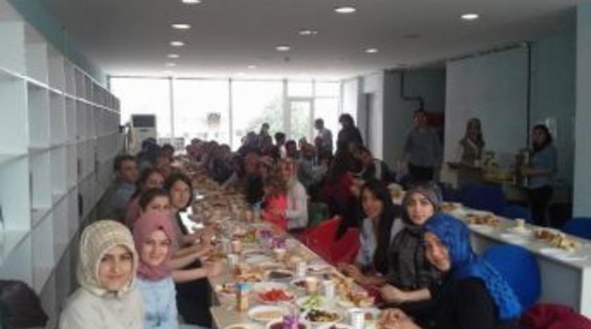 Gen&ccedil;lik Merkezi &Uuml;yeleri Kahvaltıda Buluştu