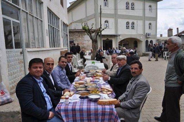 Demirci Büyükkıran Mahallesi'nde Hayır Yemeği Verildi