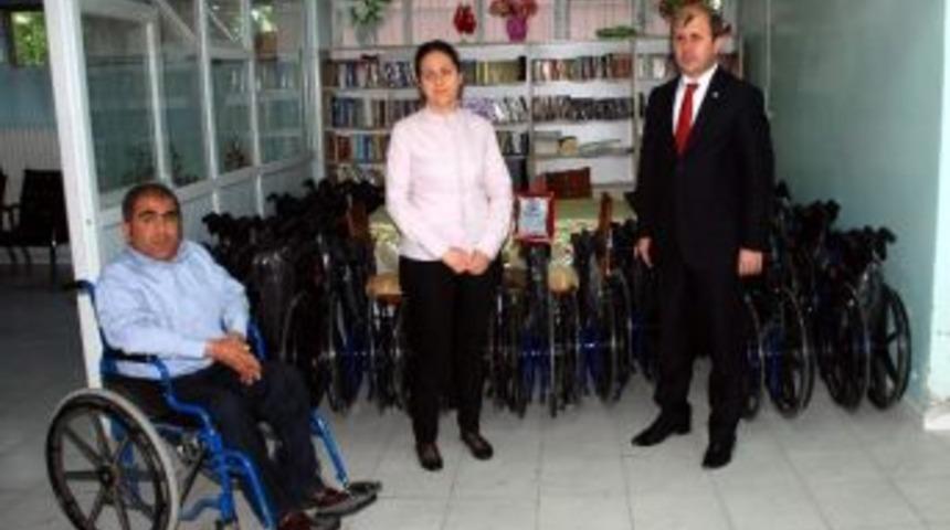 Besni Asd&rsquo;den Milli Eğitim M&uuml;d&uuml;r&uuml; Tura&ccedil;&rsquo;a Plaket