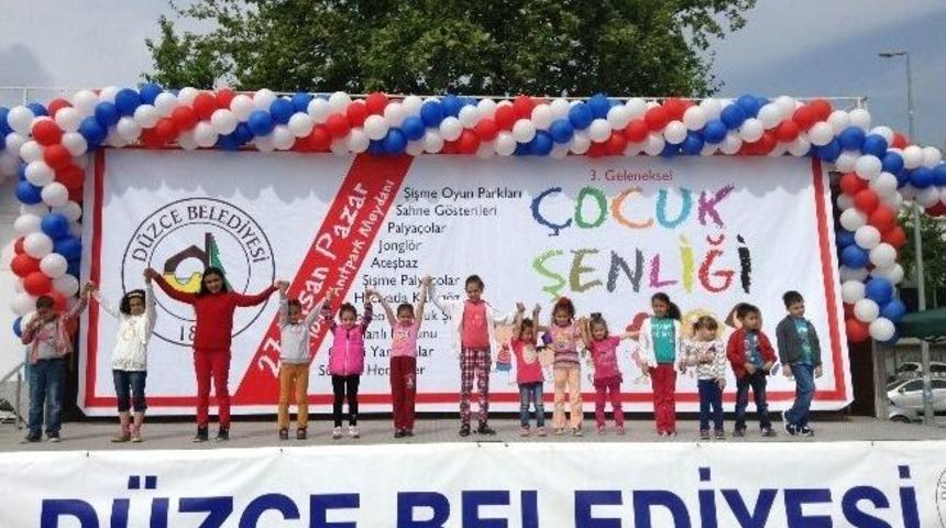 Şenlikte &Ccedil;ocuklar G&ouml;n&uuml;llerince Eglendi