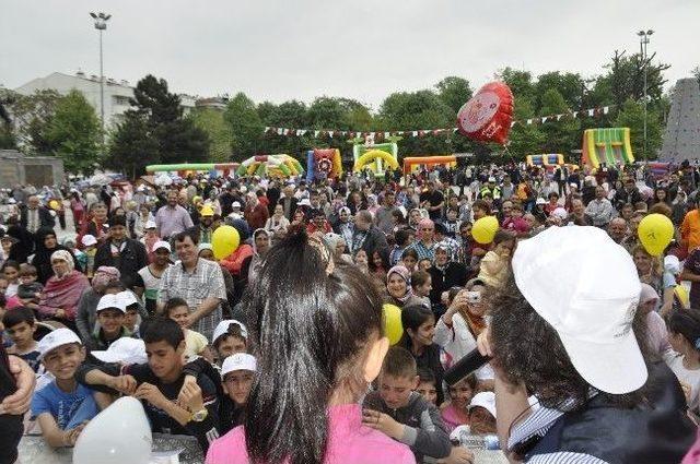 Şenlikte Çocuklar Gönüllerince Eglendi