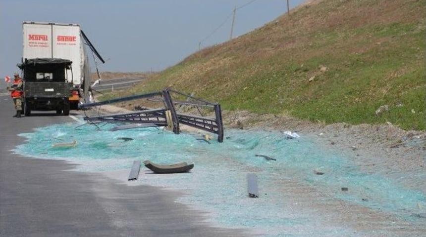 Cam Yüklü Tır Yoldan Çıktı, Camlar Yola Savruldu