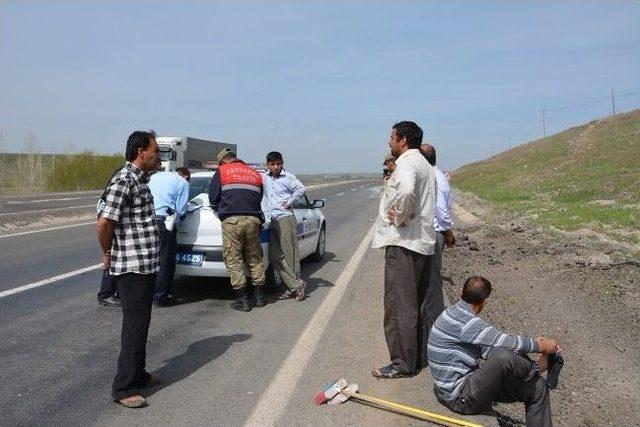 Cam Yüklü Tır Yoldan Çıktı, Camlar Yola Savruldu