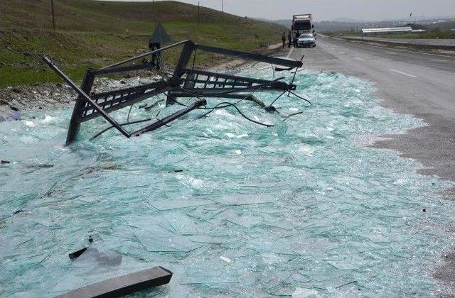 Cam Yüklü Tır Yoldan Çıktı, Camlar Yola Savruldu