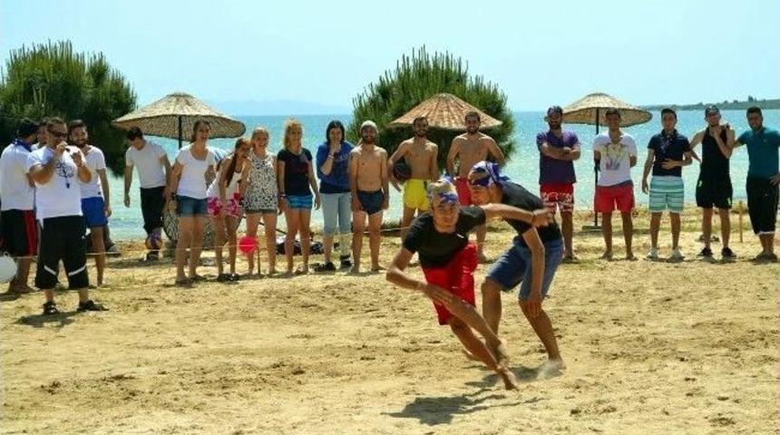 Ad&uuml;&rsquo;l&uuml; &Ouml;ğrenciler 2014 İlkbahar Plaj Şenliği&rsquo;nde Doyasıya Eğlendi
