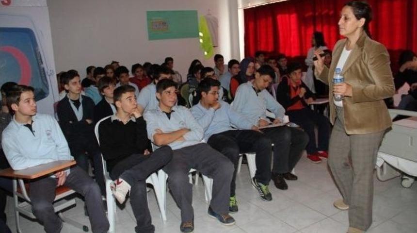 Kariyer Merkezi Gençlere Yol Gösteriyor