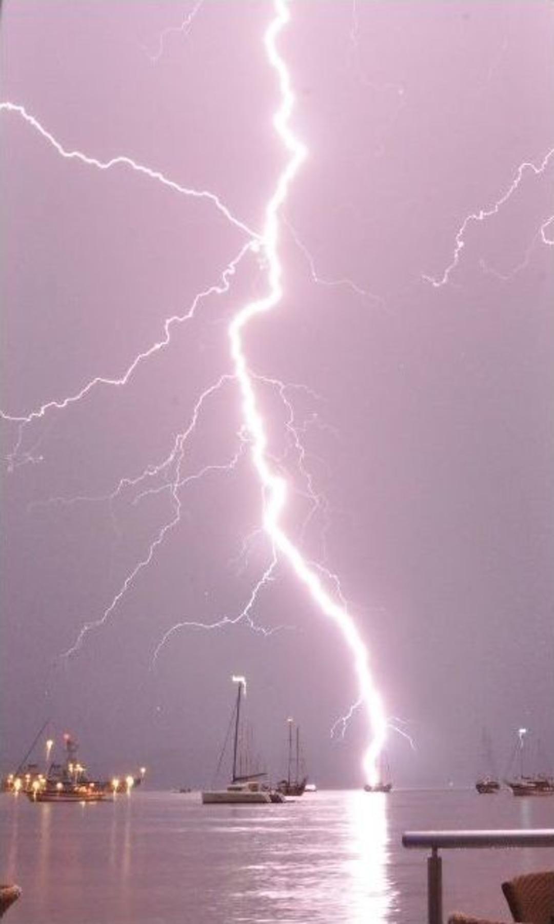 Şimşekler Geceyi G&uuml;nd&uuml;ze &Ccedil;evirdi