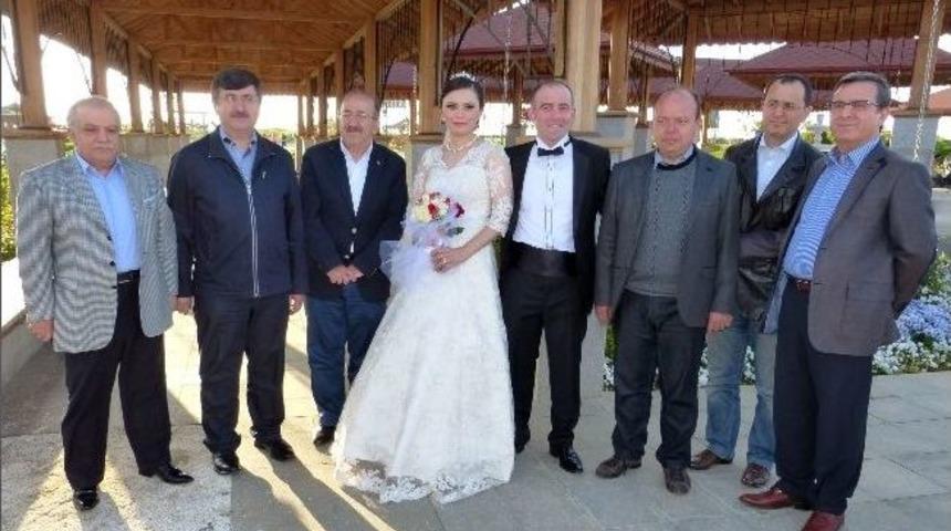 Başkan G&uuml;mr&uuml;k&ccedil;&uuml;oğlu Konuklarına Eyof Hatıra Parkı&rsquo;nı Gezdirdi