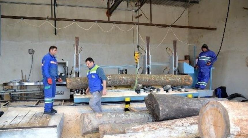 &Ccedil;orlu'da Parklara Yeni Piknik Masaları Yapılıyor