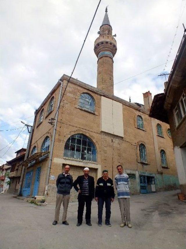 Görev Yaptığı Camiyi Çiçek Bahçesine Çevirdi