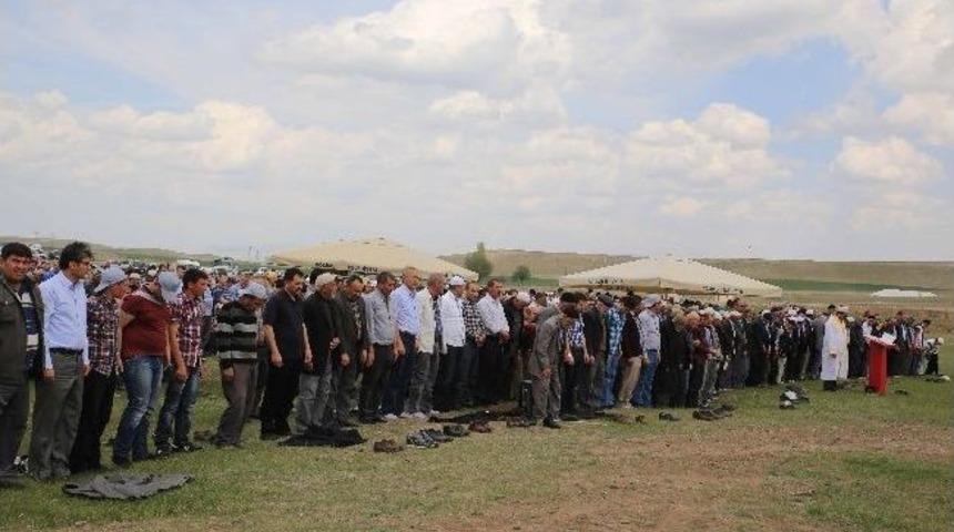 Dikilitaş&rsquo;ta Yağmur Duasına &Ccedil;ıkıldı