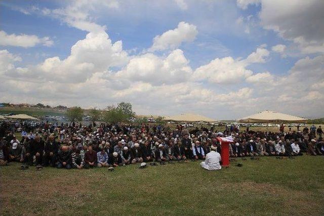 Dikilitaş’ta Yağmur Duasına Çıkıldı