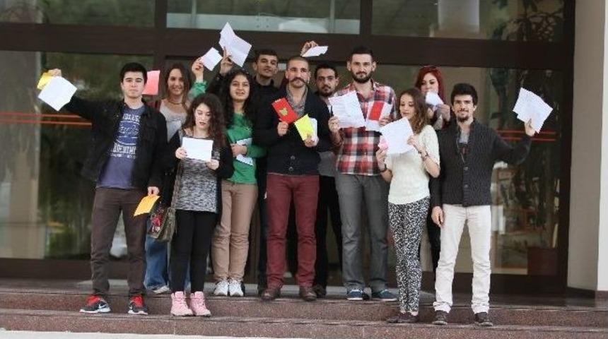 İzmir Ekonomi'den Kitaplar Y&uuml;r&uuml;d&uuml; Minik Y&uuml;rekler Teşekk&uuml;r Etti