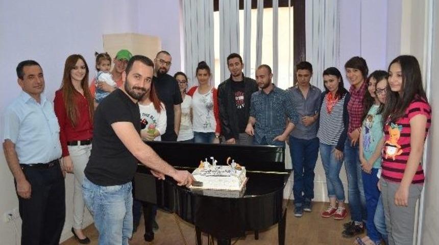 D&ouml;nence Kuruluşunu Kutluyor