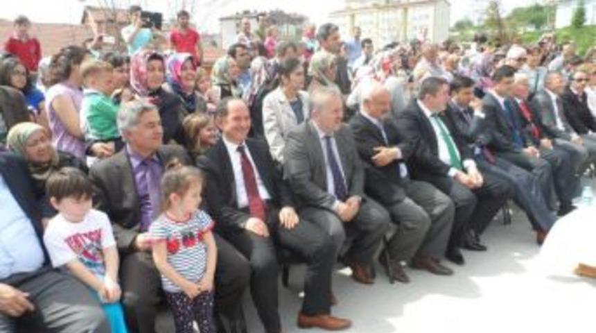 23 Nisan'ı ş&ouml;len havasında kutladılar