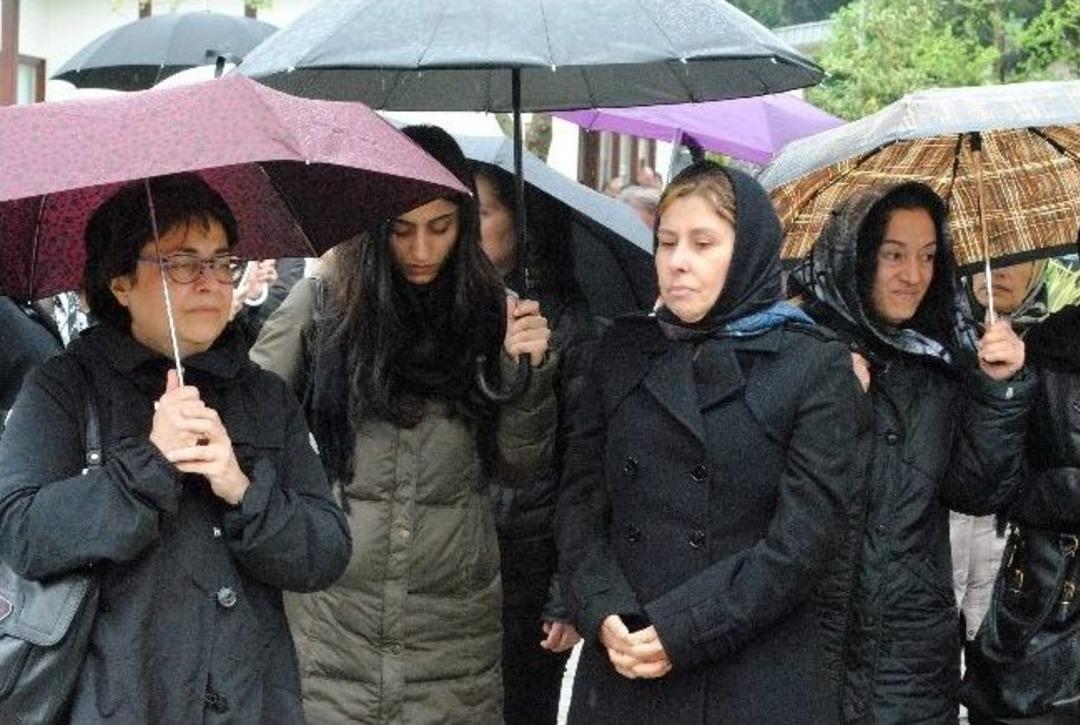 Nil&uuml;fer, Annesini Son Yolculuğuna Uğurladı