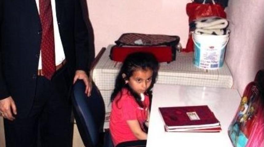 K&uuml;rt&uuml;n&rsquo;de İhtiya&ccedil; Sahibi &Ouml;ğrencilere Ders &Ccedil;alışma Masası Ve Koltuk Dağıtıldı