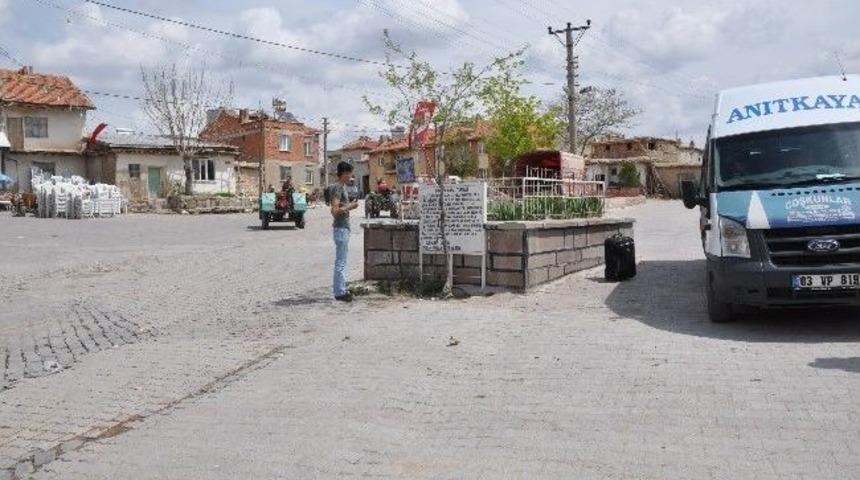 Yol Ortasındaki T&uuml;rbe G&ouml;renleri Şakına &Ccedil;eviriyor
